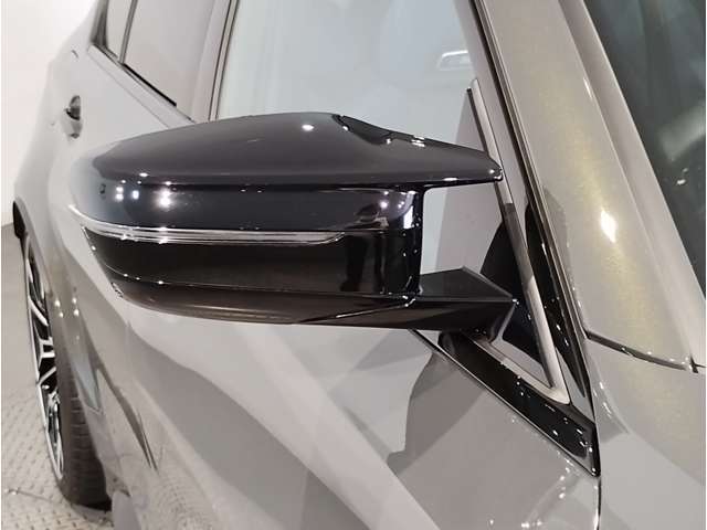 BMWのミラーは車種によって異なりますがレーンチェンジウォーニングが装備されております。詳しくは当店スタッフまでお問い合わせくださいませ。