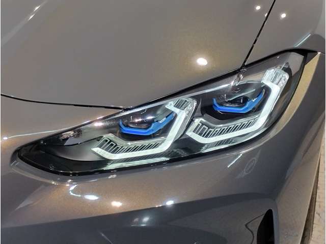BMWの伝統の丸目4灯ヘッドライトでございます。LEDライトで視認性もよく明るく安全性の向上につながります。
