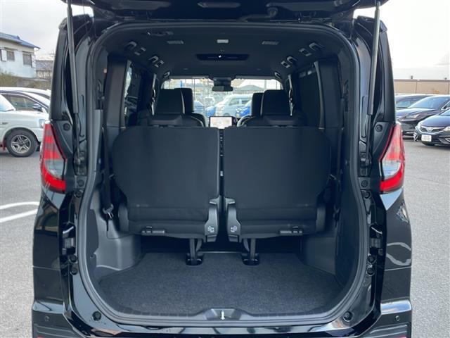 【トランク】積み込みやすくて、たっぷり積める荷室です。シートアレンジできるものは、乗車人数と荷物の量や大きさによってシートを動かすことができるので、より快適なドライブが可能です！