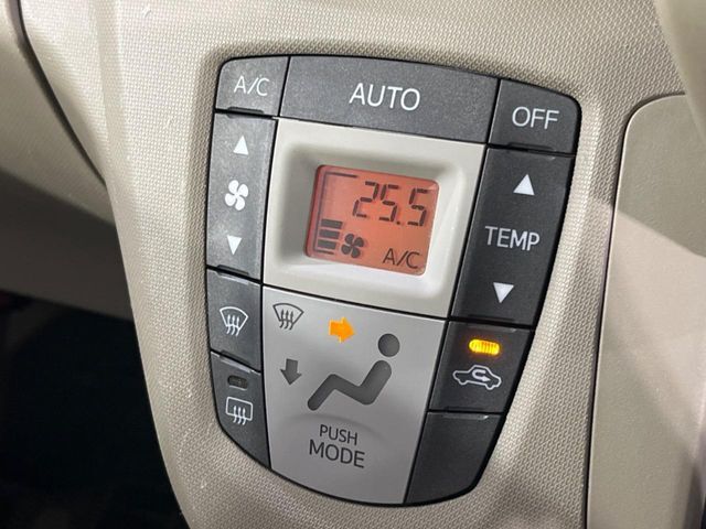 【オートエアコン】一度お好みの温度に設定すれば、車内の温度を検知し風量や温度を自動で調整。暑い…寒い…と何度もスイッチ操作をする必要はありません。快適な車内空間には必須の機能ですね♪