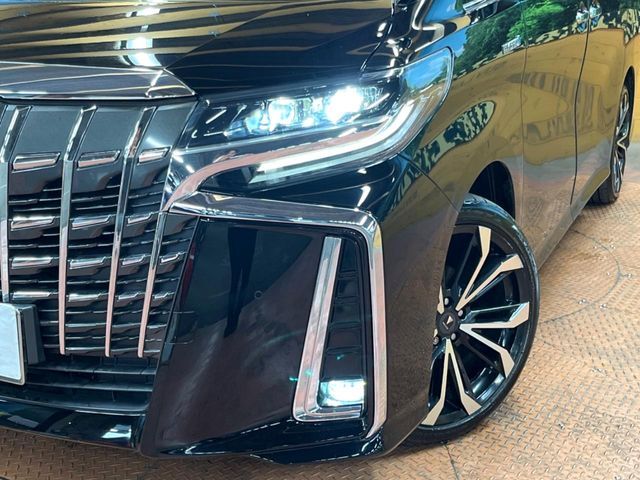 【LEDヘッドライト】悪天候や夜間走行時も良好な視界を確保し安心して運転できる高輝度LEDヘッドライトを装備！点灯速度が早く、消費電力も抑えられています。