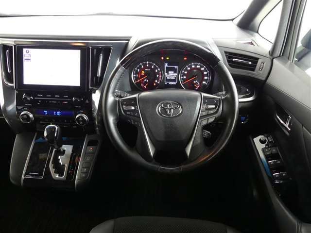 ドライバーを包み込むようなデザイン。運転していて安心感、高級感を感じられるコックピットです。