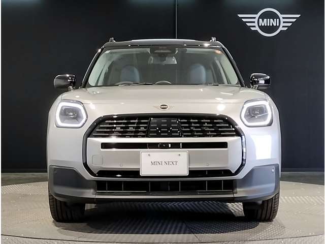 MINIのボンネットはヘッドライト部分に穴が開いている特徴的なもので御座います。MINIの伝統やこだわりがこういったところにも表れております。