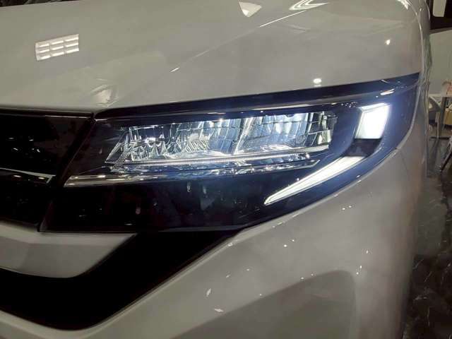 純正LEDなので夜間も明るく照らしてくれるので道路状況がわかりやすく安全です！見た目もかっこいいです！