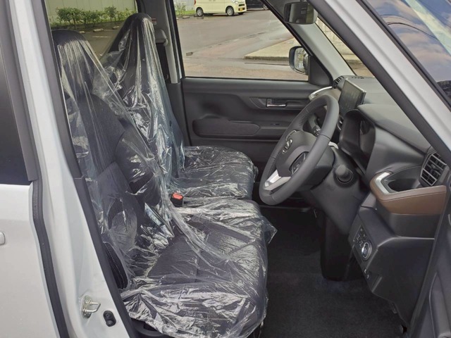 足元も広く運転しやすいレイアウトになっております！