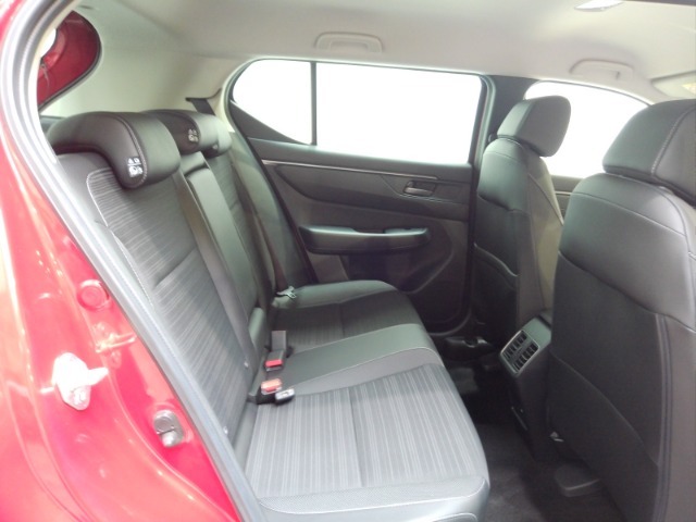 リアシートもゆったり快適に座っていただけますので、後部座席にお乗りの大切な方も楽しくドライブに参加していただけます。