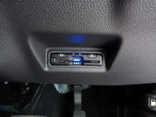 スマートキー付！キーを取り出さなくてもドアロックの施錠・開錠、エンジンの始動が出来ます！雨の日や荷物の多い日にとても便利ですね♪