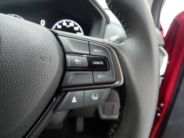 ハンドル右側にはクルーズコントロールのスイッチが装備され運転中の操作も安心して行えます！