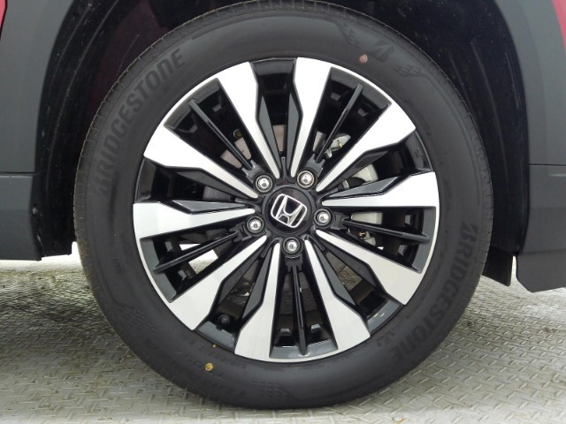 アルミホイール付きで足元もスタイリッシュに！