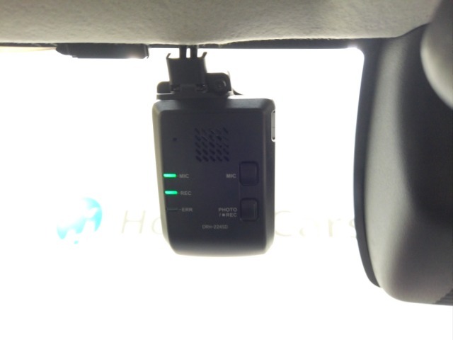 『ドライブレコーダー』動画を残すことで万が一の事態に遭遇した時の必須アイテムです！急ブレーキ・急ハンドルが起こった際、自動で記録が上書きされずに保存され、後でPC等で確認出来ます。
