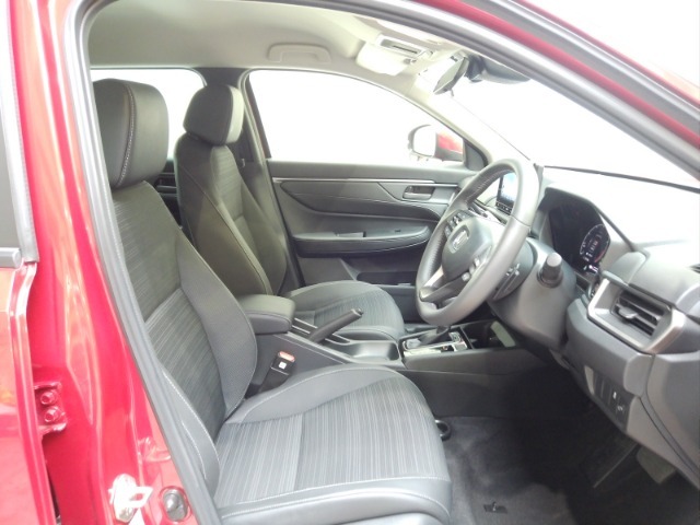 すわり心地の良い運転席・助手席です。長時間のドライブの疲れ軽減に貢献します。どうぞ快適なドライブを♪