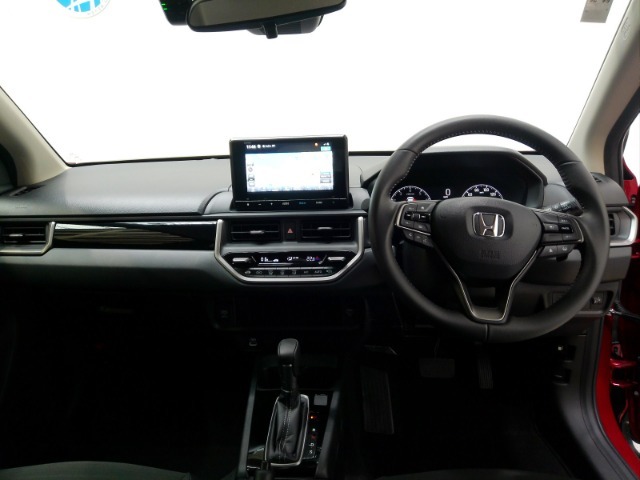 ドライバーを包み込むように、ディスプレーやスイッチ、コンソールを配置。座った瞬間から運転への期待が！空間そのものの心地よさにこだわっています。