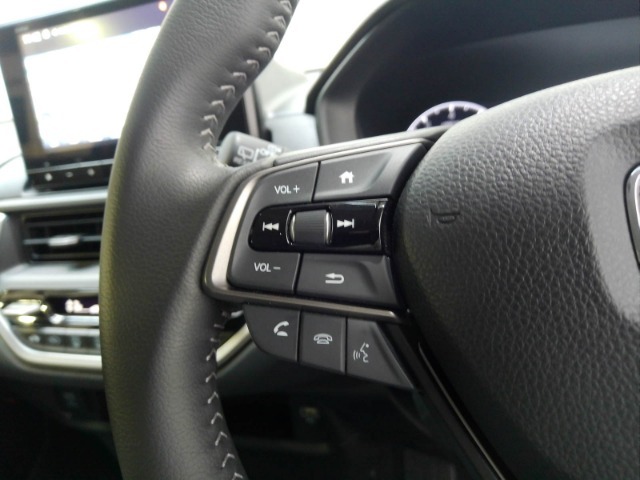 ハンドルにオーディオの操作スイッチが装備されています！視線を前方から外さずハンドルから手を離さずに操作できるのでとっても安全ですね♪