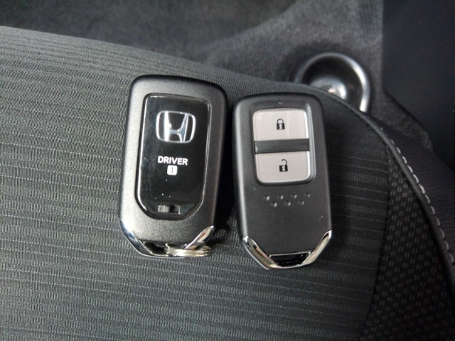 スマートキー付！キーを取り出さなくてもドアロックの施錠・開錠、エンジンの始動が出来ます！雨の日や荷物の多い日にとても便利ですね♪