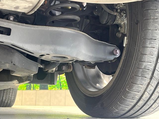 お車を安心してお乗りいただく為には、足回りの定期点検が欠かせません。サービスサポート（有償保証）では無料点検もご提供しており、安心のカーライフをお過ごしいただけるサポート体制が整っています。