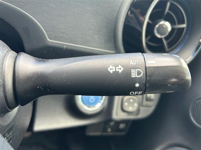 【オートライト（AUTO）】外の明るさをシステムが感知して、自動でヘッドライトが点灯します！ヘッドライトをつけ忘れを防ぐ便利機能です。