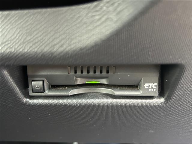 【ETC】有料道路を利用する際に料金所で停止することなく通過できる、ETC車載器（ノンストップ自動料金収受システム機器）が装備されています。セットアップを行うことで利用可能になります。