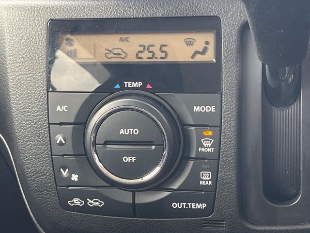 【オートエアコン】一度お好みの温度に設定すれば、車内の温度を検知し風量や温度を自動で調整。暑い…寒い…と何度もスイッチ操作をする必要はありません。快適な車内空間には必須の機能ですね♪