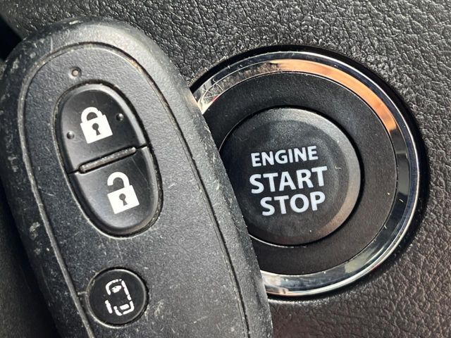 【キーレス】少し離れた場所からでもボタン一つでドアの開錠・施錠ができるのでとっても便利！ドアの鍵穴周りに傷をつけることもありません♪