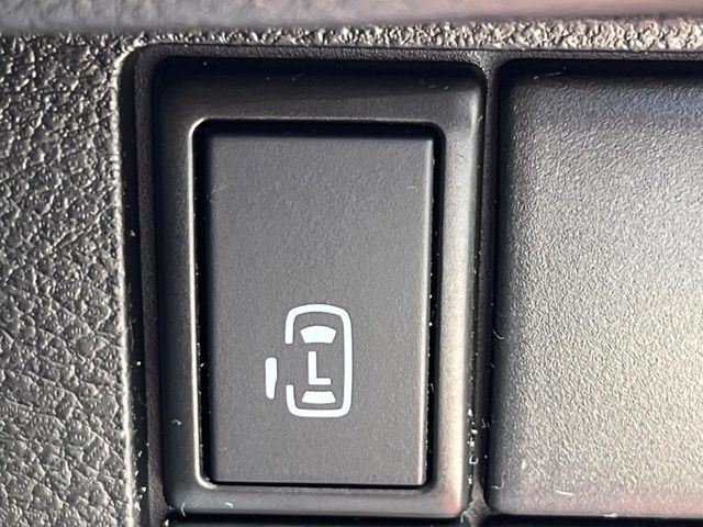 【パワースライドドア】スマートキーや運転席のスイッチでスライドドアの開閉が可能♪電動だから力を入れてドアを開ける必要が無く、小さいお子様でも、重い荷物を持っている時もラクに開け閉めできます♪