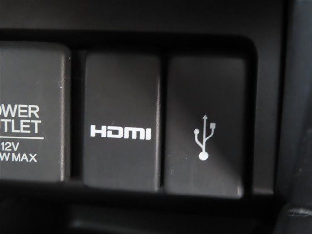 こちらのクルマはUSBとHDMI接続コネクタも装備されています♪スマホに接続すればお好きな音楽や映像も流せます！今の時代、さまざまな方法で音楽や動画を楽しめますね！
