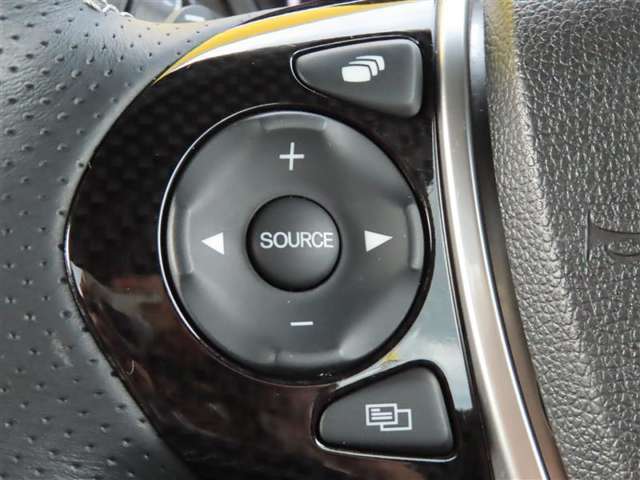 運転中、オーディオの操作をしてて、ハッとしたことはありませんか？ステアリングスイッチは、運転中でもハンドルでオーディオの操作が可能です。安全なドライブをサポートします。