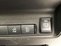 【ハンズフリー機能付き両側パワースライドドア】スライドドアの下に足先を入れてすぐ引くと、自動的にスライドドアが開閉します！荷物で両手がふさがった状態でも、ドアの開閉ができてとっても便利！