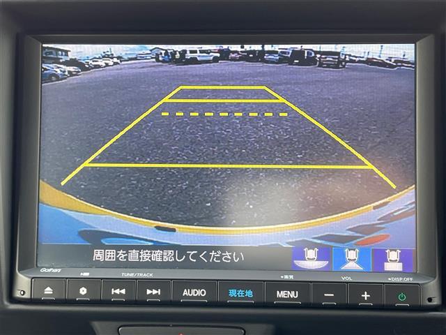 【バックモニター】後ろのカメラの映像がモニターに映し出されるので、後方の見えない死角や、障害物との距離感などもしっかり安全確認することができます！