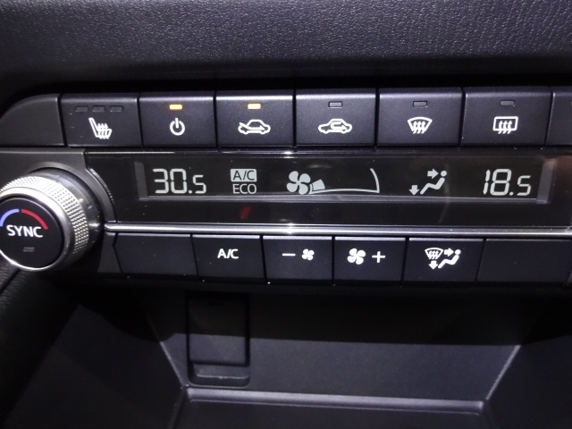 温度の設定のみで快適な風量やモードなどを自動調整してくれるフルオートエアコンを装備！運転席と助手席で温度の個別設定も可能です！