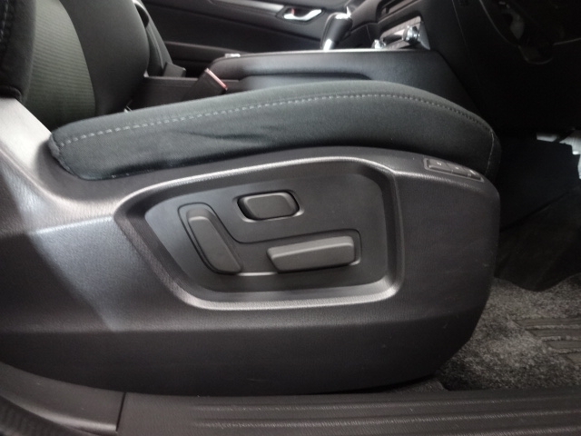 パワーシートを装備！体格や好みに応じたポジションをスムーズに調整できます。