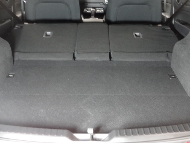 4:2:4分割可倒式シートバックにより、様々なシチュエーションに応じた使い方ができます。リアシートを倒すととゴルフやアウトドアなど、大きな荷物も楽々収納できますよ！