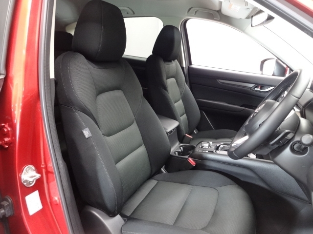 立体感があり、シート中央部とサイド部をくっきりと分断したサポート性の高い形状のシートが「人馬一体」感を強く演出しています。