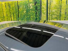 【サンルーフ】開放感たっぷりの希少装備、サンルーフが装着されています！車内に明かりを取り入れたり景色を楽しむ以外にも、車内の空気も簡単に換気できて快適です！