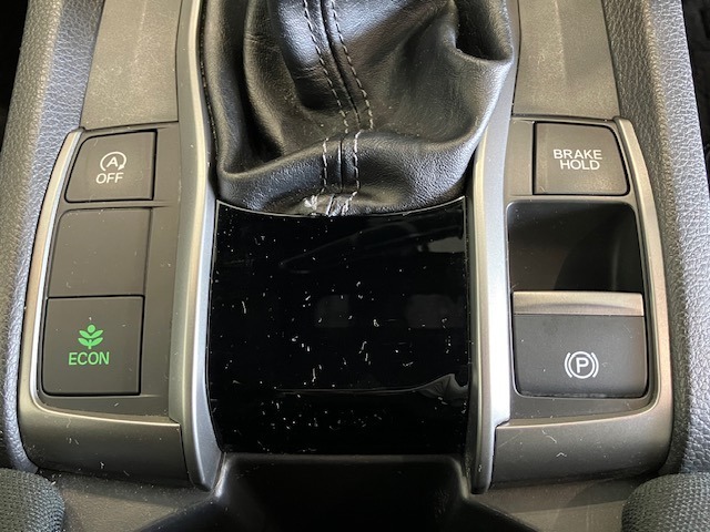 オートブレーキホールド機能付きです☆停車中にブレーキペダルから足を離しても、停車状態が続きます。渋滞、信号待ちの間等、安心です。アクセルを踏めば自動解除され、再発進できます。