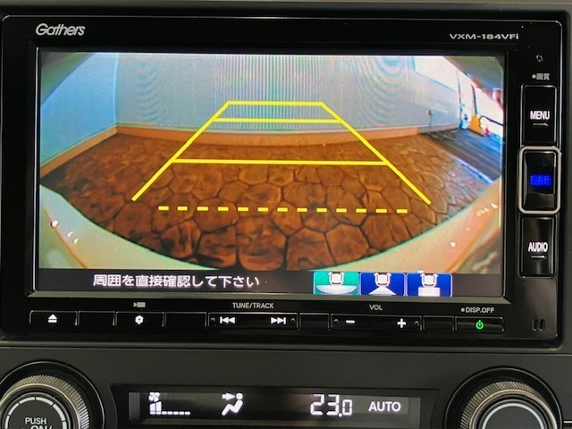 【バックカメラ】リバースにするだけで映ります、後方の安全確認や、狭い駐車場での車庫入れ、雨の日や夜間など視界の悪い時に便利です！安全にバックする為には欠かせない装備です。