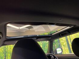【ガラスルーフ】ガラスルーフ搭載で車内の解放感が一気にアップ！開放的なドライブをお楽しみいただけます。