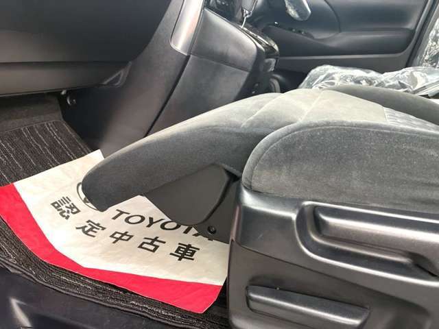 オットマンがあります。脚を少しでも伸ばせると楽に座れますね。