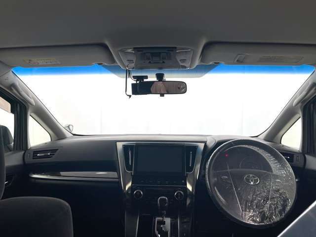 落ち着いたカラーの内装で、ゆったりと運転したい方に。