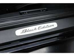 専用の“Black Edition”ロゴがドアエントリーガードに装備されております。