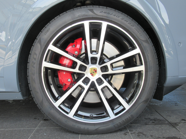 22インチ Sport Design ホイール、アーチ エクステンション（エクステリア同色）付を装着したことにより、足元がよりスポーティ性に長けた仕様になっています。