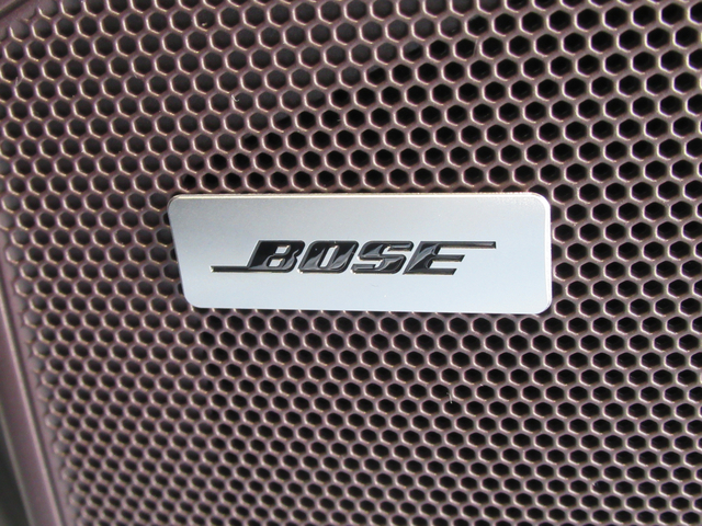 BOSEサラウンド サウンドシステムは、室内の音響特性にあわせて、最適にチューニングされています。調和の取れた美しいサウンドによって、まるでコンサートホールにいるかのような体験を愉しむことができます。