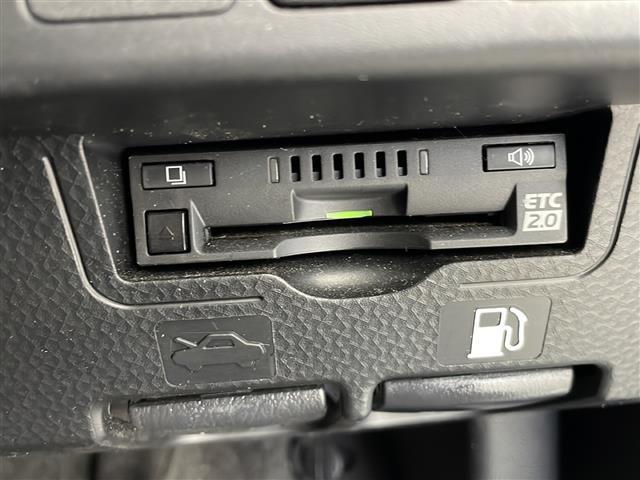 【ETC】有料道路を利用する際に料金所で停止することなく通過できる、ETC車載器（ノンストップ自動料金収受システム機器）が装備されています。セットアップを行うことで利用可能になります。