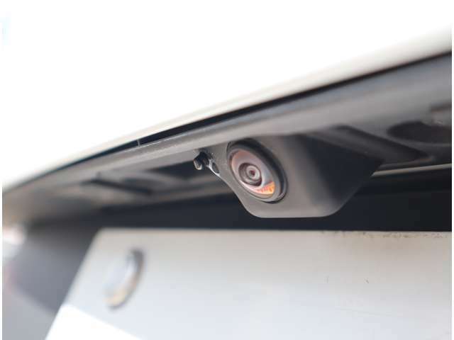 【360°カメラ＋前後センサー】　バック駐車の際に360°カメラと障害物センサーによって音と画像で障害物までの距離をドライバーに知らせます。