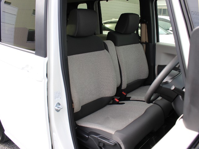 身体を包み込む様な形状で、ホールド感のあるフロントシート。しっかりと支えてくれるので、長時間の運転を快適にサポートしてくれます。もちろん足元もゆったりとしていますので、おくつろぎいただけます！