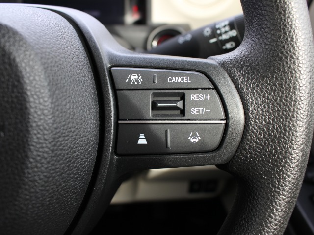 クルーズコントロールが装備されており、速度設定をするだけで一定の速度で自動走行が可能！！一定速度の走行なので燃費の向上やアクセルペダルを踏む必要が無いので長距離ドライブが快適になります！！
