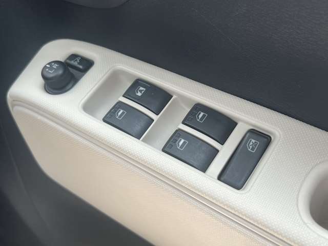 【電動格納ミラー】とっても便利な電動格納ミラーです。ボタン一つで楽々開閉！お買い物やお出かけ先の駐車場で気が付いたら誰かにミラーを傷つけられた…なんて事が無いようにしっかり収納してくださいね♪