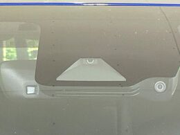 【トヨタセーフティセンス】走行中に前方の車両等を認識し、衝突しそうな時は警報とブレーキで衝突回避と被害軽減をアシスト。より安全にドライブをお楽しみいただけます。