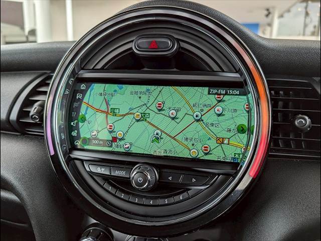 先進のBMW　タッチパッド付きi-driveとほぼ同性能のHDDナビゲーションになります。USBインターフェースやブルートゥースオーディオなど様々な先進機能をお楽しみいただけます。