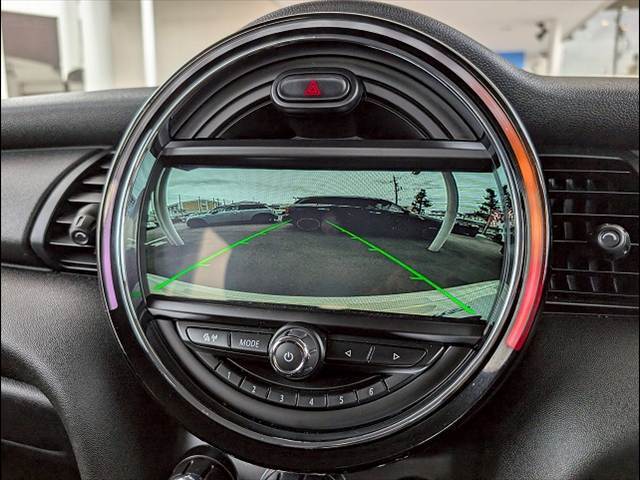 【バックカメラ】装備。後方確認に役立ち、楽々駐車やバックをしていただけます。
