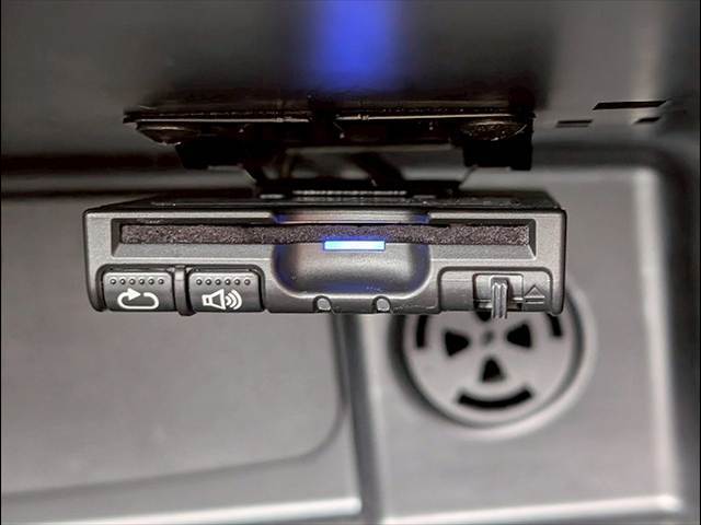 【ETC車載器】を装備しておりますので、ご納車直後からの遠距離ドライブも可能です。土日の利用料金の割引や、朝夕の通行料金を割引料金にて高速道路をご利用いただけます。